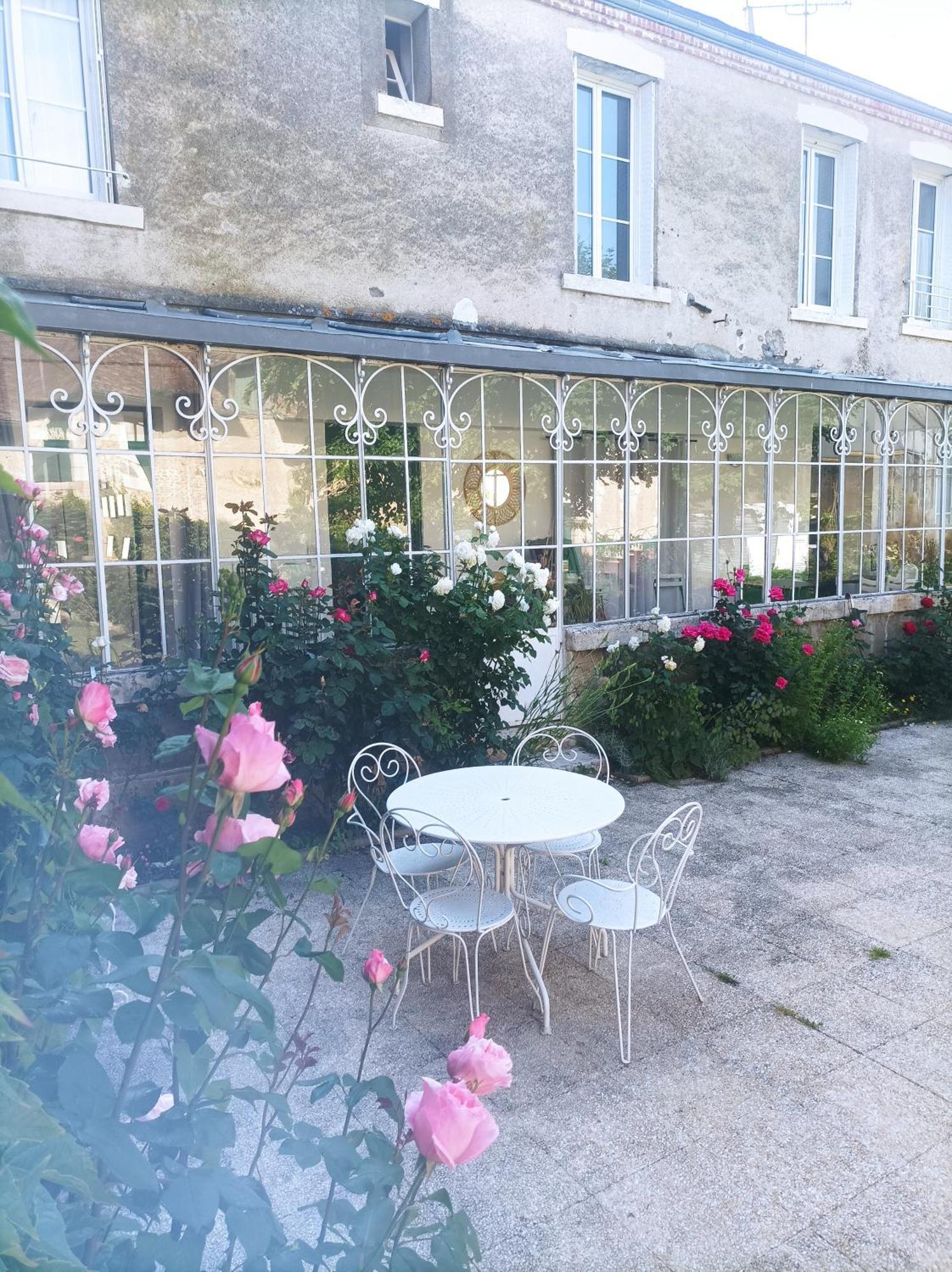 Le Relais des Roses- Chambres d'hôtes Vatan Extérieur photo